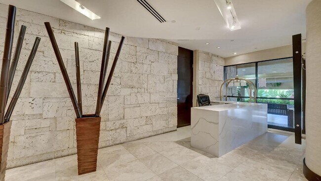 Building Photo - 2555 Collins Ave