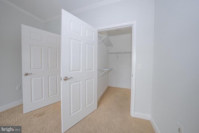 Building Photo - 300 W Elm St