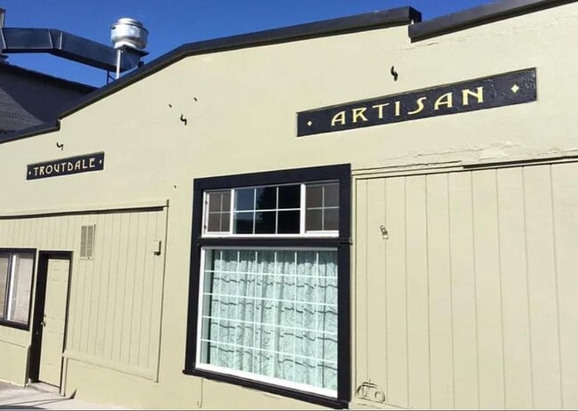 Building Photo - 122 SE Harlow Ave