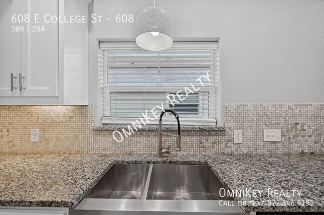 Building Photo - 608 E College St