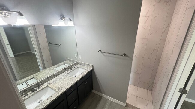 Building Photo - ADORABLE 3 Bedroom / 2 Bathroom Home in Pa...