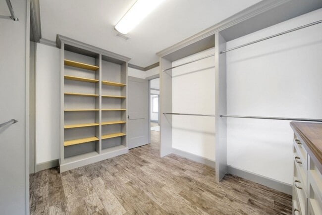 Building Photo - 10042 Briar Forest Dr