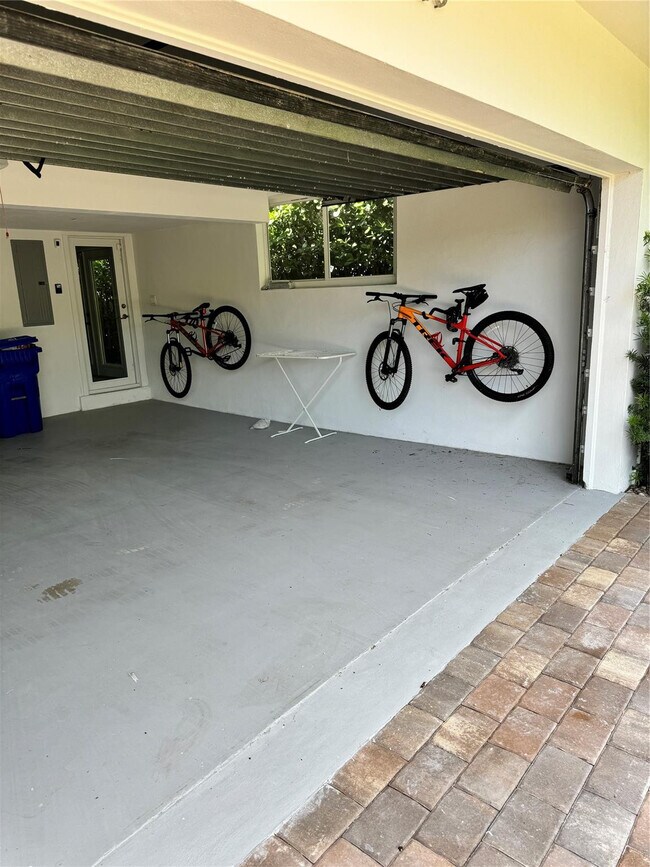 Building Photo - 2020 Coral Reef Dr