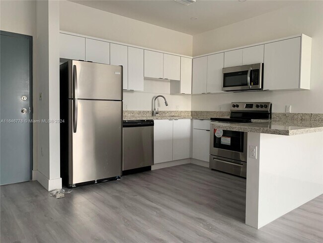 Building Photo - 859 E 24th St