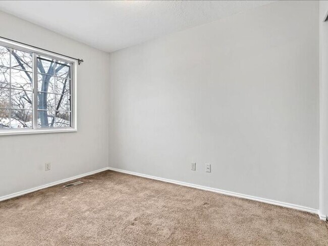 Building Photo - Salt Lake 3 bed 2 bath Family home