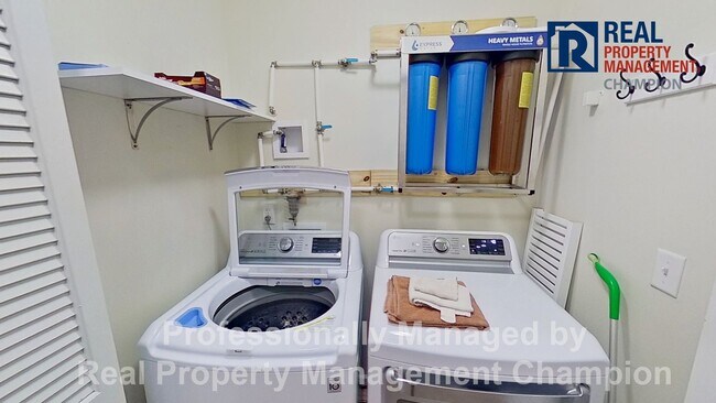 Building Photo - 3 BD/2 BA Home w/Split Bedrooms, Bonus Room, Fenced Yard & Attached Garage