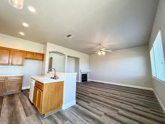 Building Photo - Stunning 4 bedroom 2 bathroom home in Linc...