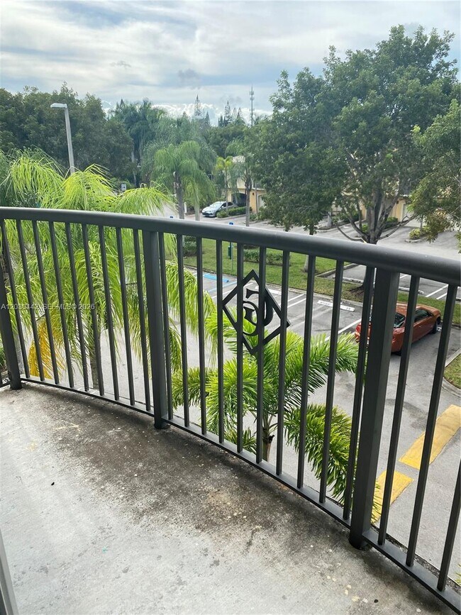 Building Photo - 300 Crestwood Ct N