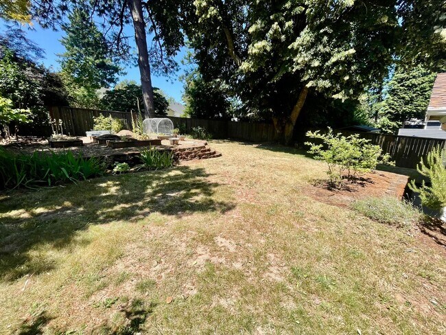 Building Photo - 4 Bed/2.5 Bath Multnomah Village Stunner w...