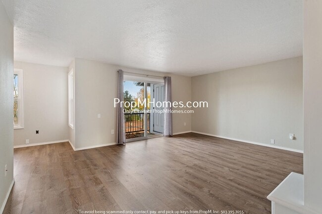 Building Photo - Beautiful Condo Living in the Heart of Tua...