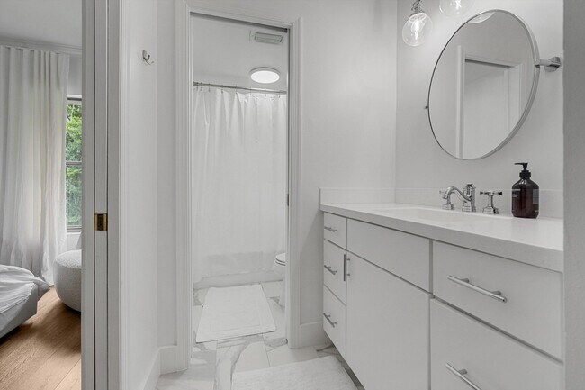 Building Photo - 11223 Pond View Dr