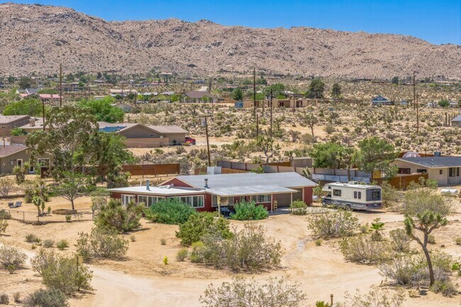 Building Photo - 3 Bedroom 1.5 Bath Modern Farmhouse near JT National Park * MOVE IN SPECIAL*