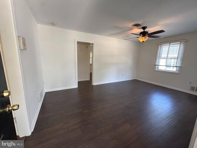 Building Photo - 721 Crabb Ave