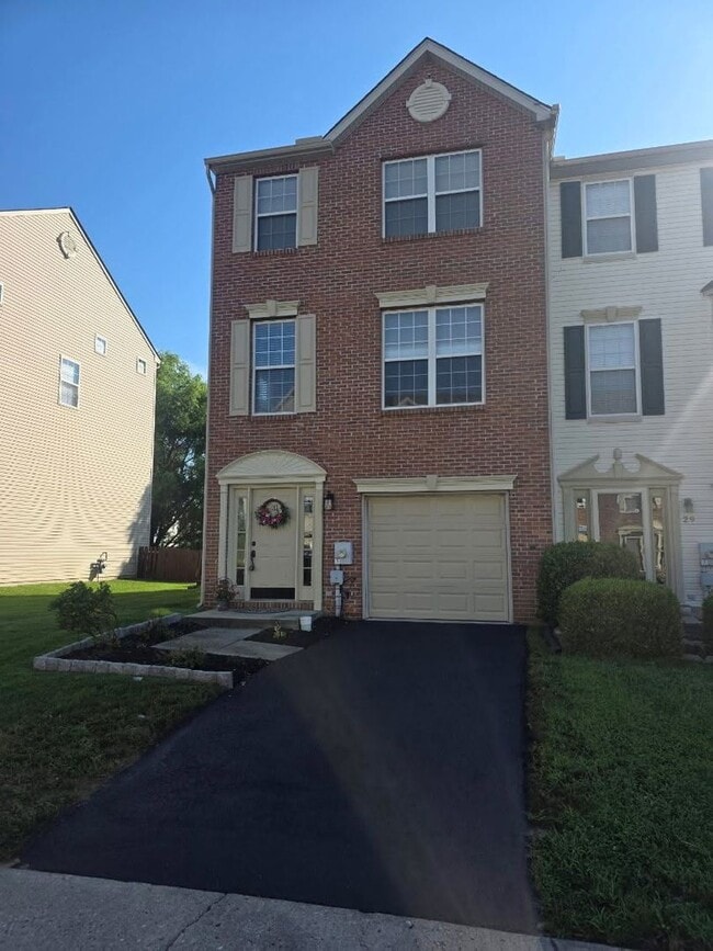 Building Photo - End Unit Townhouse in Brennan Estates- 2 B...