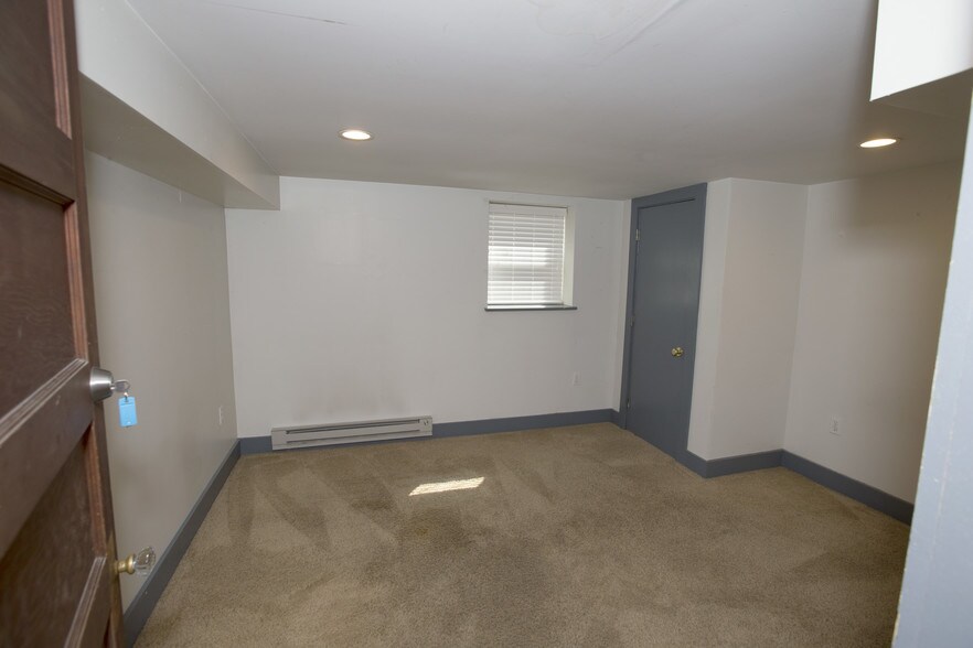 Basement Bedroom - 33 Grosvenor St