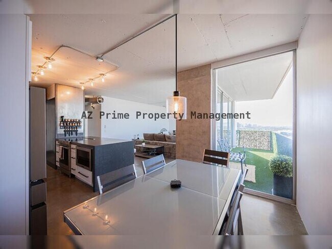 Building Photo - 207 W Clarendon Ave