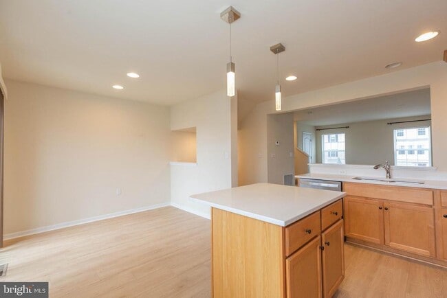 Building Photo - 440 Rumbling Rock Rd