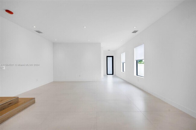 Building Photo - 2921 SW 26th St