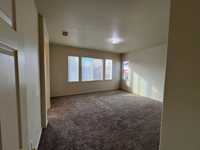 Building Photo - Large Two Story Crossroads Home!