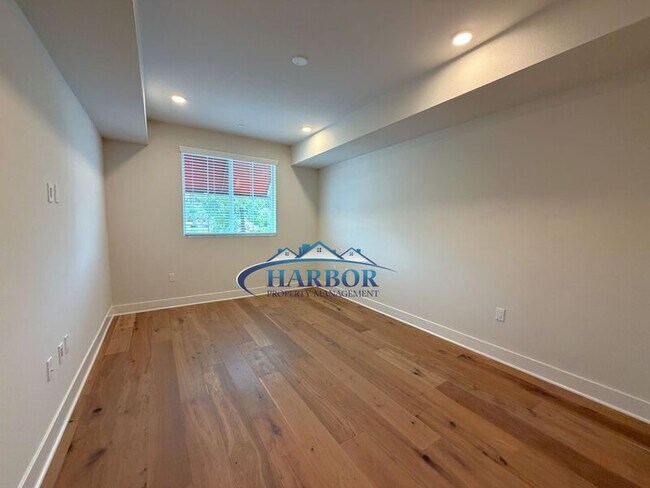 Building Photo - 927 Deep Valley Dr
