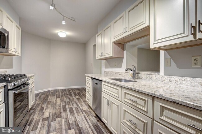 Building Photo - 5906 Cove Landing Road Unit 102