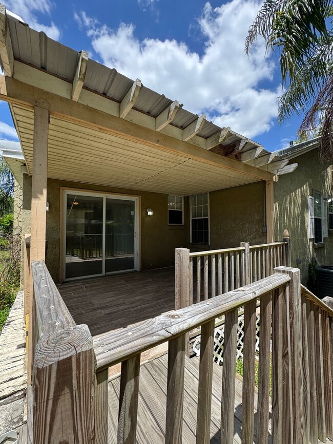 Building Photo - Freshly Renovated 3/2 Single Family in Wes...