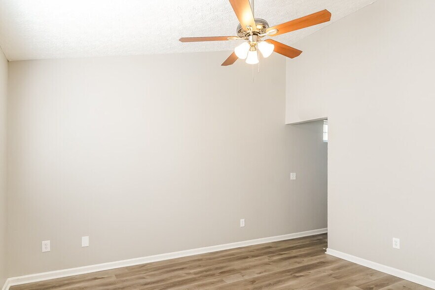 Building Photo - 207 Oak Grove Ln