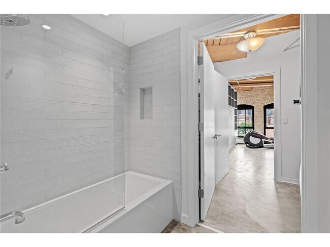 Building Photo - 404 N Washington Ave