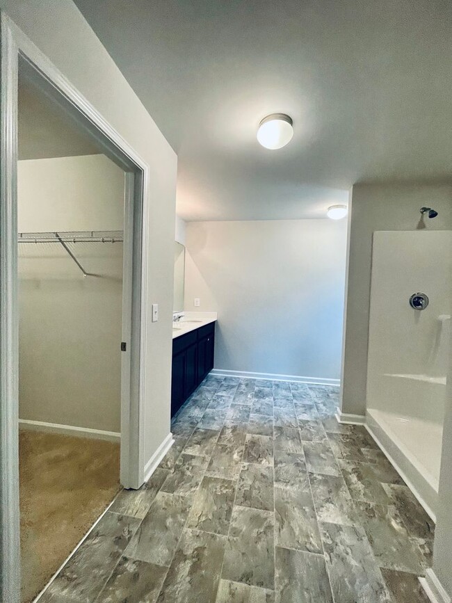 Building Photo - Gorgeous 4bed/3bath home w/ Fenced Yard in...