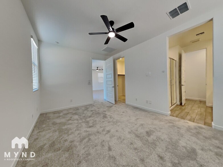 Building Photo - 438 E Diamond Dr