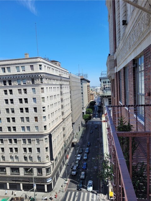 Building Photo - 312 W 5th St