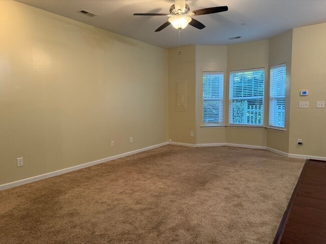 Building Photo - Raleigh Townhome Convenient to I440 & I540...