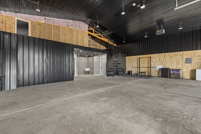 Building Photo - 4 BED | 2 BATH | BARNDOMINIUM | HOT SPRING...