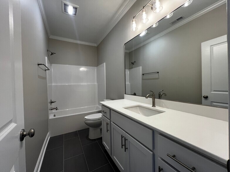 Building Photo - 809A Sarah Rebecca Dr