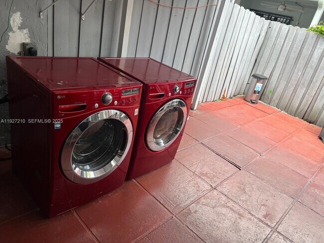 Building Photo - 5423 W 22nd Ct