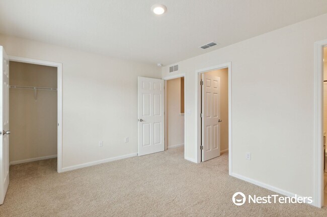 Building Photo - Beautiful End Unit Townhome!