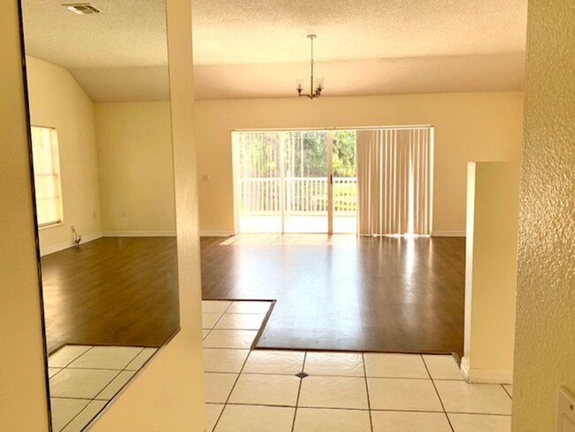 Building Photo - Location, Location, Location! Spacious Tow...