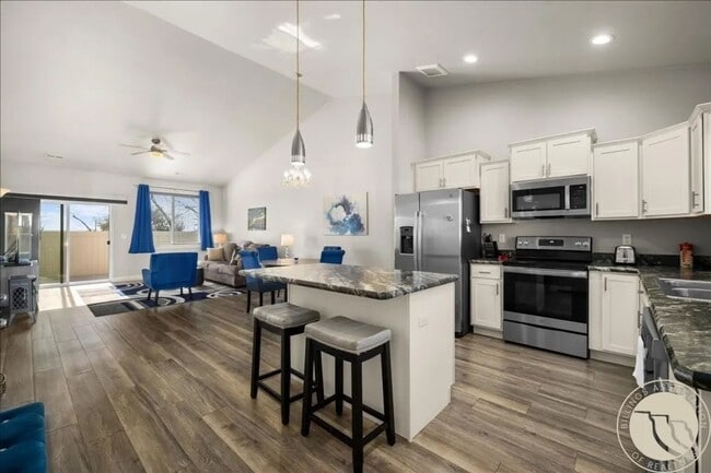 Building Photo - Super clean and Newer 2 bed 2 bath