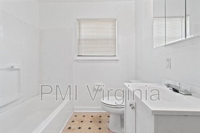 Building Photo - 909 E Liberty St