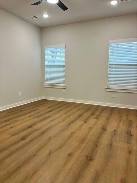 Building Photo - 550 Cosmos St
