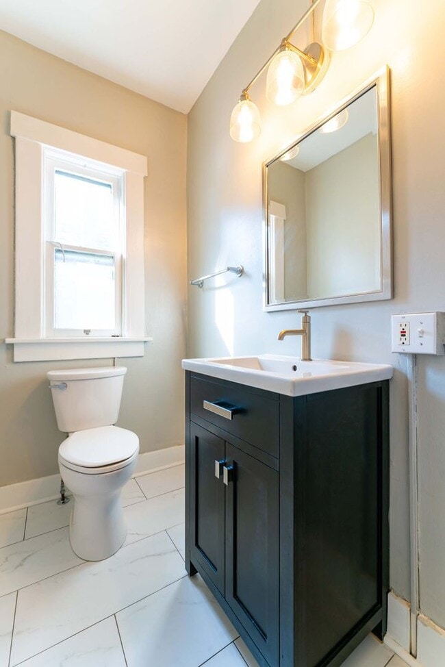 Building Photo - 557 S 6th St