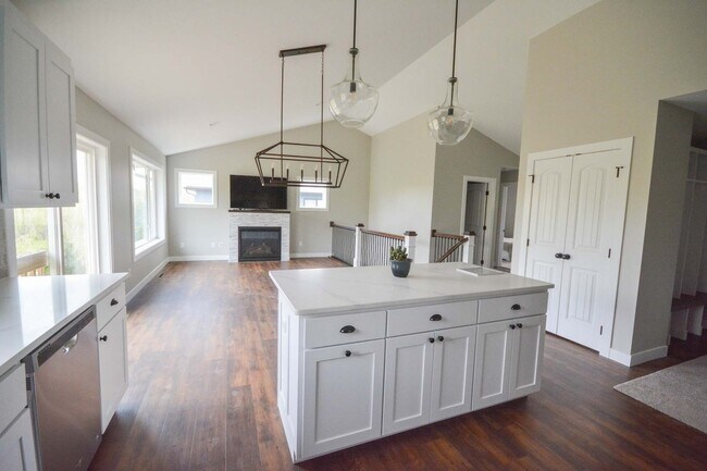 Building Photo - Bright & modern main floor living in newer home!