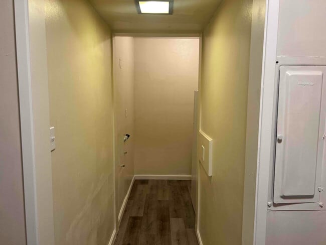 Building Photo - 926 N Van Ness Ave