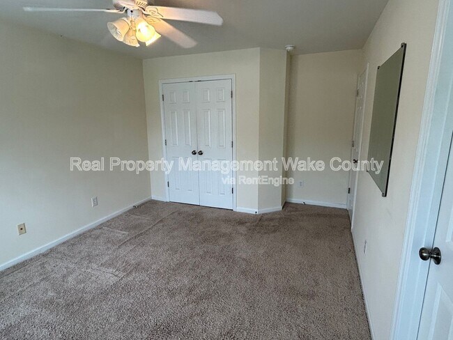 Building Photo - 2500 Valley Haven Dr