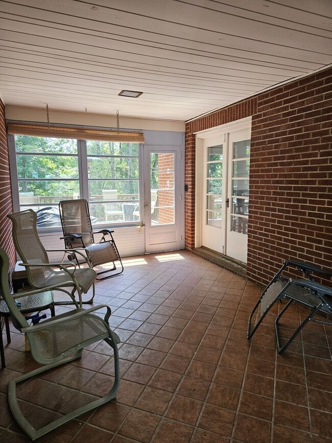 Building Photo - 3 Bedroom  Available June 8th  2026