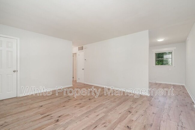 Building Photo - 602 Camrose Dr