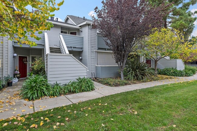 Building Photo - 2Bd/2Bth Condo, hardwood floor, balcony, top floor