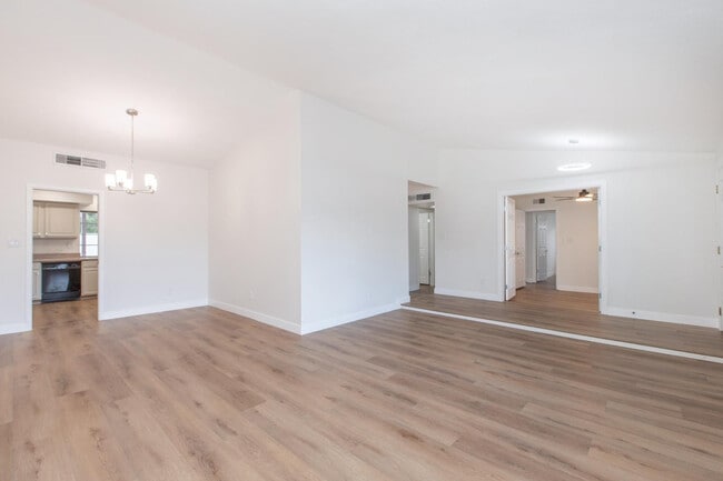 Building Photo - 2607 E Larkspur Dr