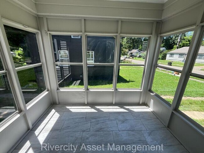 Building Photo - Berclair Beauty with 2 Bonus Bedrooms, Sun...
