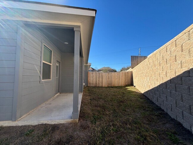 Building Photo - Luxury Living in the Heart of Cibolo!